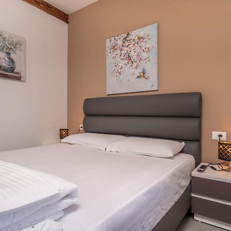 Aaa Apartments & Rooms With Free Parking Пула Екстериор снимка